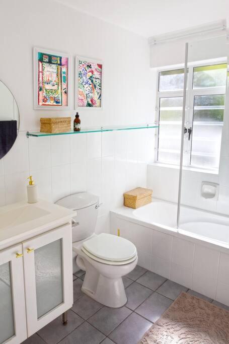 Tranquil 2 Bedroom With Balcony, Pool, Walk To Beach! Apartment