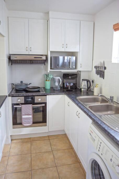 Apartment Tranquil 2 Bedroom With Balcony, Pool, Walk To Beach! *