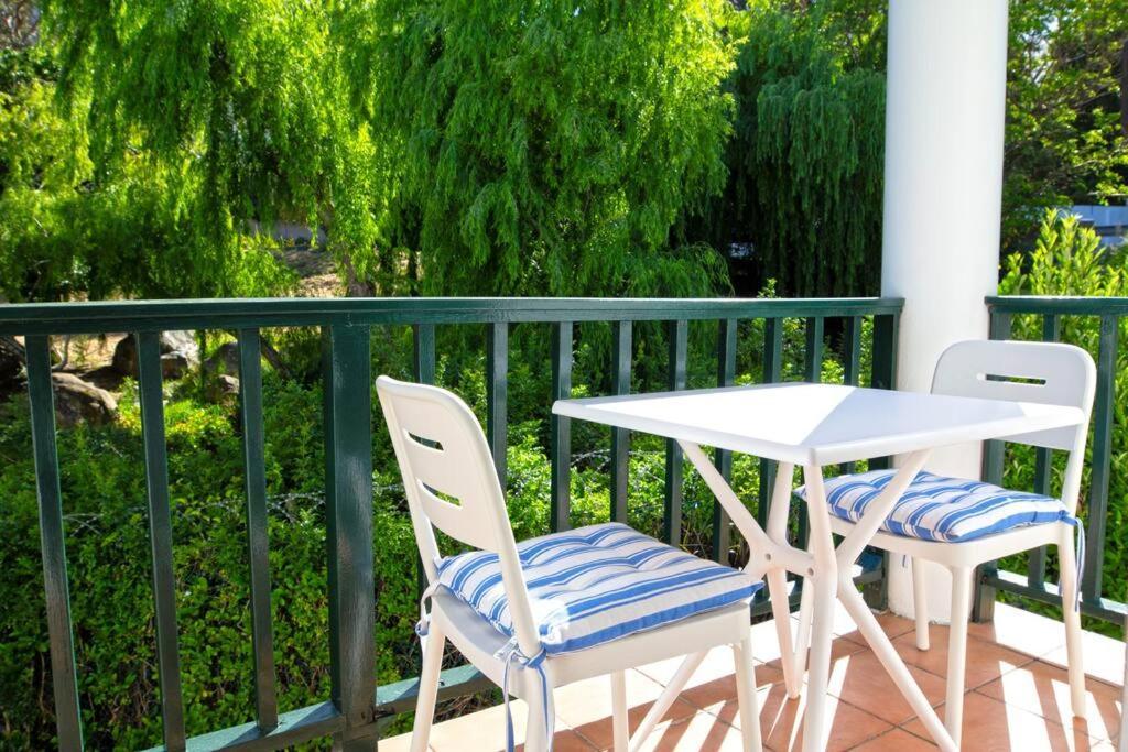 Tranquil 2 Bedroom With Balcony, Pool, Walk To Beach! *