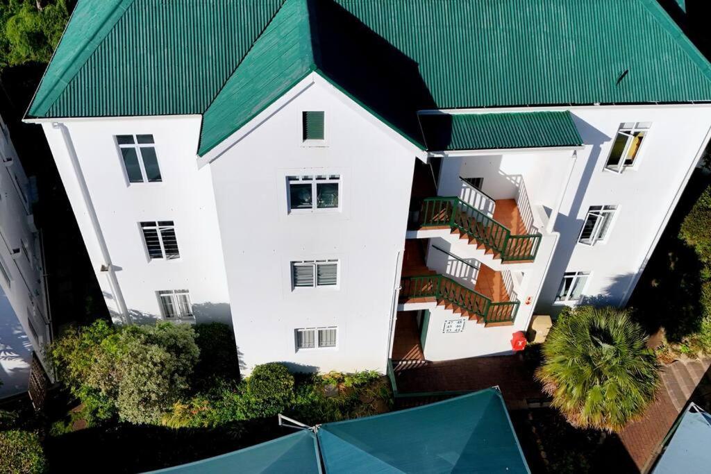 Tranquil 2 Bedroom With Balcony, Pool, Walk To Beach! Cape Town