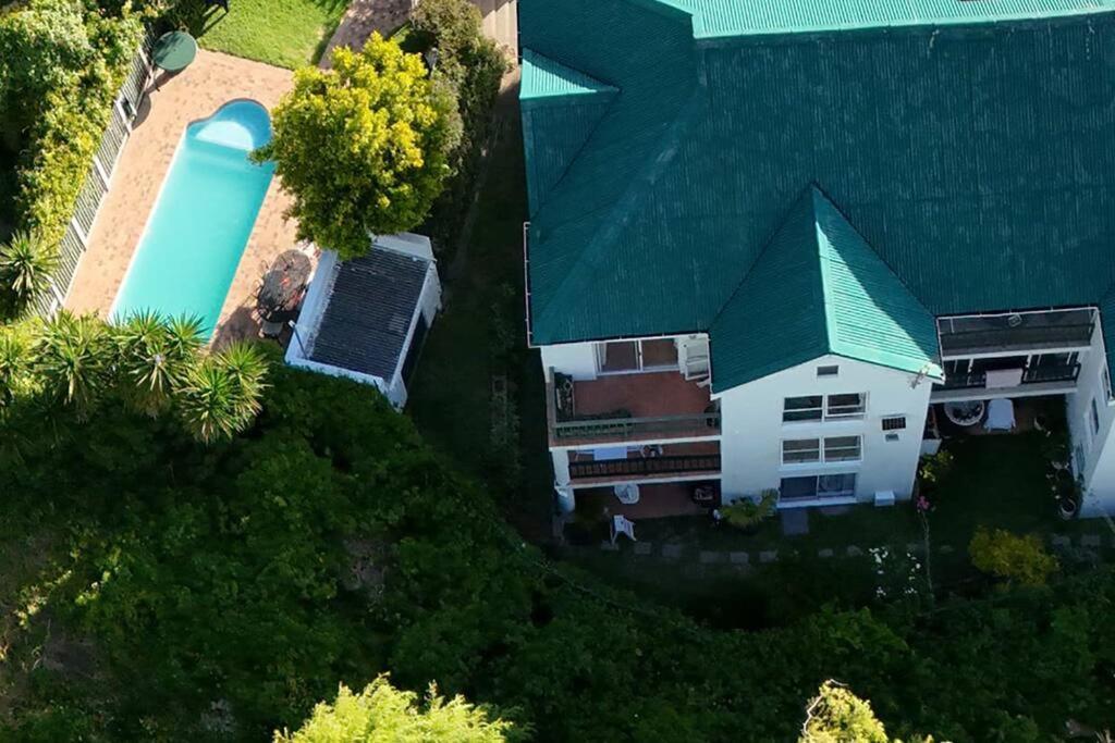 Apartment Tranquil 2 Bedroom With Balcony, Pool, Walk To Beach!