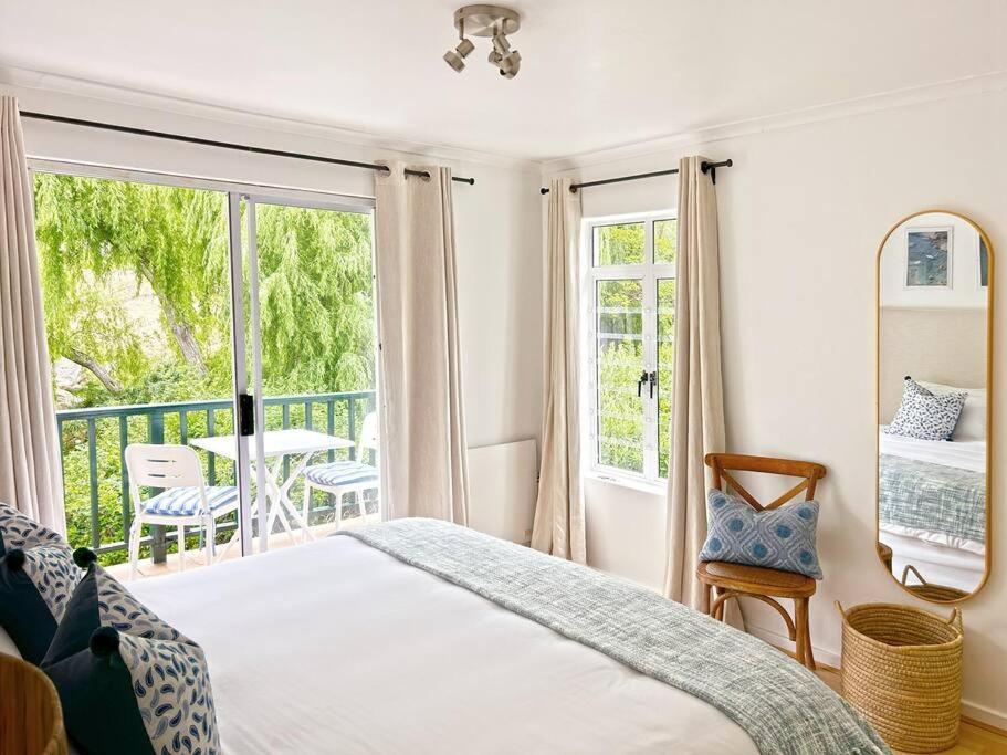 Tranquil 2 Bedroom With Balcony, Pool, Walk To Beach! Apartment *