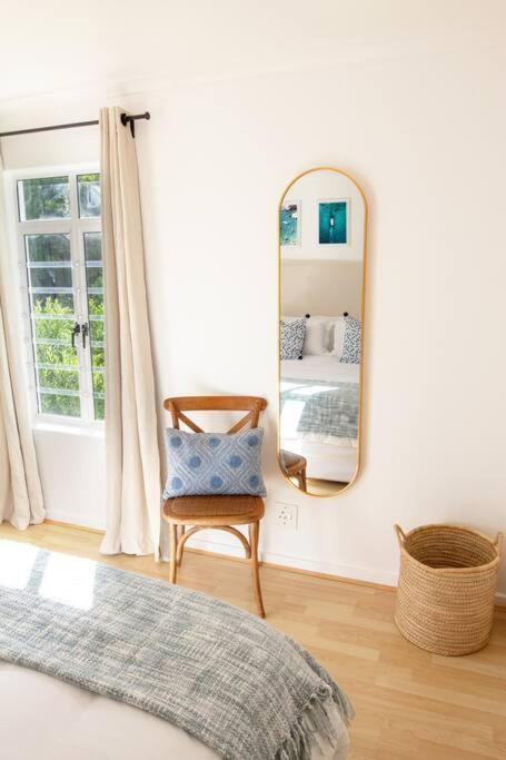 Tranquil 2 Bedroom With Balcony, Pool, Walk To Beach! * Cape Town