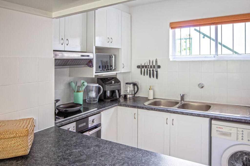 Apartment Tranquil 2 Bedroom With Balcony, Pool, Walk To Beach!