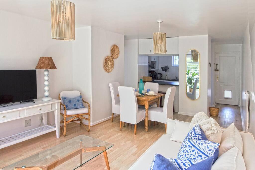 Apartment Tranquil 2 Bedroom With Balcony, Pool, Walk To Beach! Cape Town