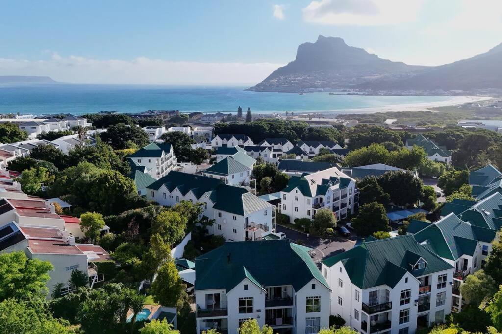 Tranquil 2 Bedroom With Balcony, Pool, Walk To Beach! Cape Town