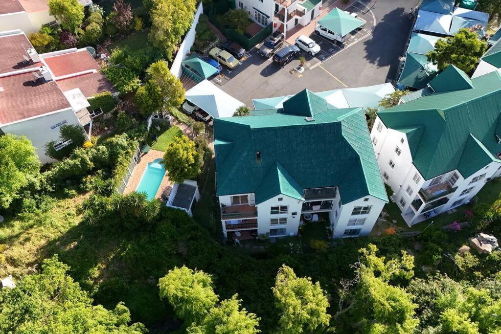 Tranquil 2 Bedroom With Balcony, Pool, Walk To Beach! *